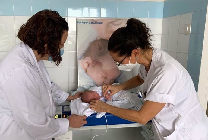 Enfermeras de Maternidad realizan un cribado en un recién nacido