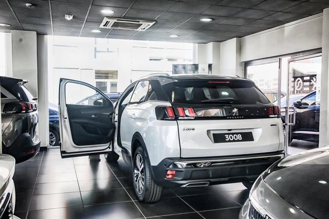 Imagen de un coche, Peugeot 3008, en un concesionario de Madrid.