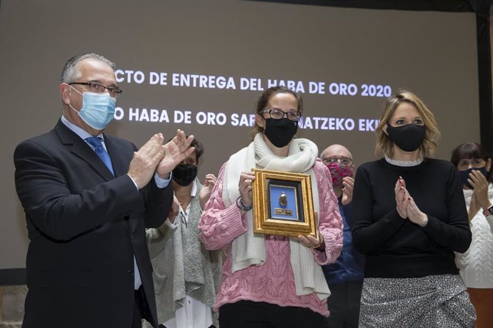 Clara Madoz, directora del Centro de Salud Mental Infanto-Juvenil 'Natividad Zubieta' recibe la XIX Haba de Oro