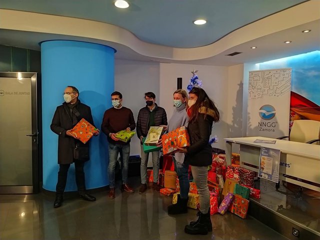 Isabel Blanco durante la entrega de regalos de Nuevas Generaciones de Zamora a Cáritas.