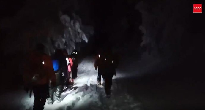 Rescatan a una mujer y sus dos hijos perdidos por la niebla en Navafría