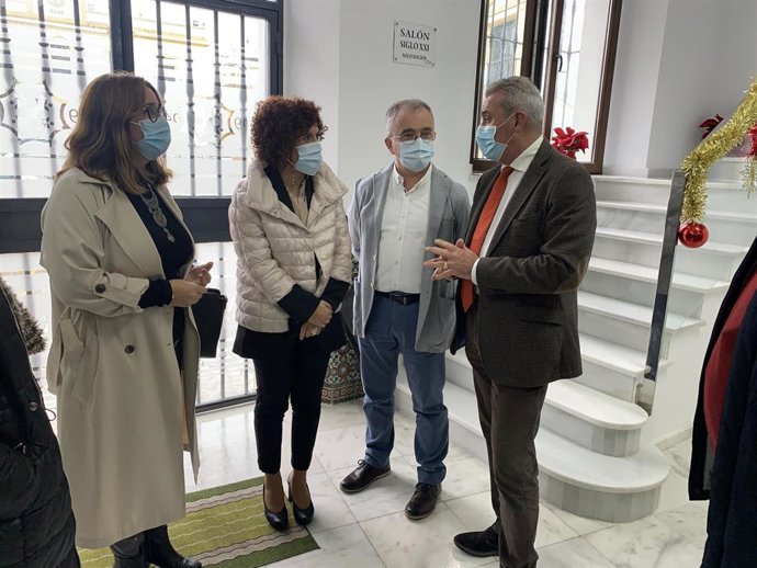 La presidenta de la Diputación de Huelva, María Eugenia Limón, en su visita al Casino de Beas.