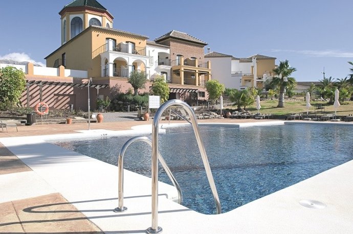 Foto de archivo de la piscina de un hotel de la Costa del Sol.