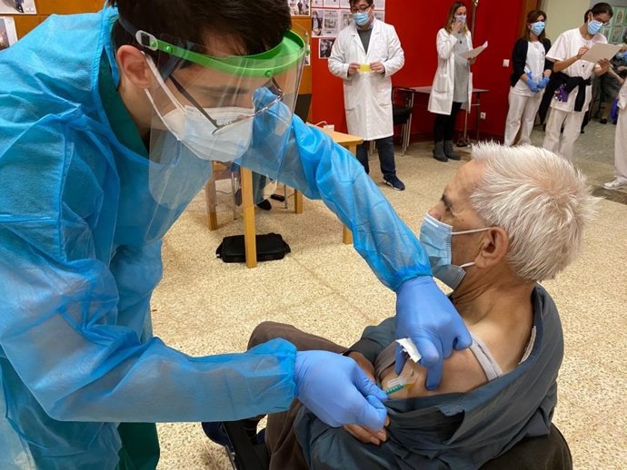 Vacunación contra la COVID-19 en la residencia Cardenal Marcelo.