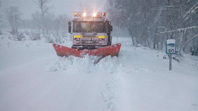 Trabajos de limpieza de la nieve en Pedrafita do Cebreiro (Lugo)