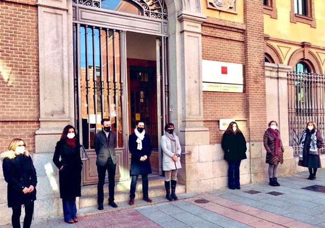 El consejero de Políticas Sociales de la Comunidad de Madrid, Javier Luengo, guarda  un minuto de silencio por la última víctima mortal de violencia machista en la región