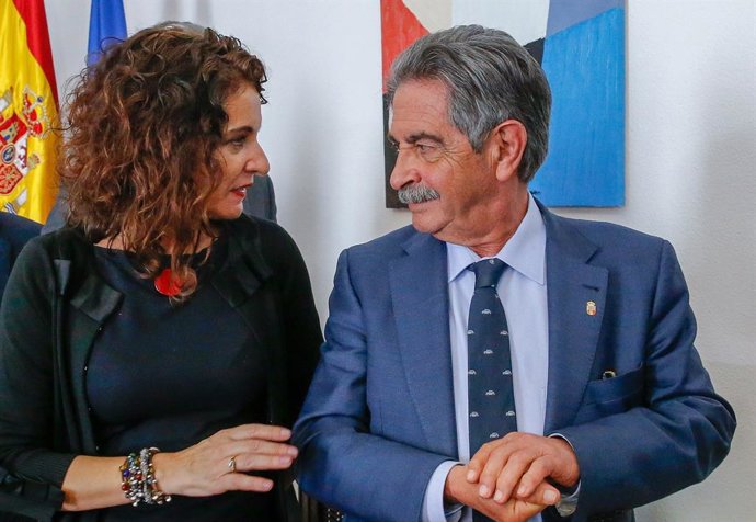 Foto de archivo de Miguel Ángel Revilla y María Jesús Montero