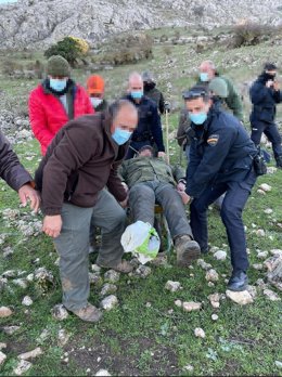 Policía Nacional rescata a un cazador con un tobillo fracturado en una zona montañosa de difícil acceso en Antequera