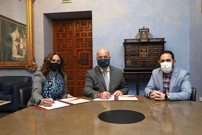 El presidente de la Diputación de Córdoba, Antonio Ruiz (centro), en la firma con la Asociación Cultural Amigos de Ategua