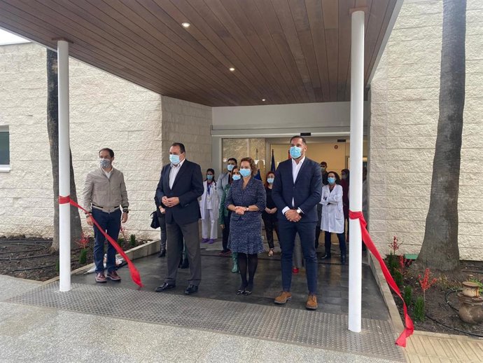 El consejero de Sanidad del Gobierno de Canarias, Blas Trujillo (en el centro), en la inuguración de la sala de extracción de muestras de la Covid-19 en el Hospital de La Palma