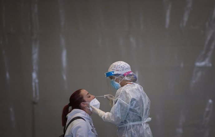 Sanitarios trabajando durante las pruebas de cribado de covid-19 con test de antígenos, foto de archivo