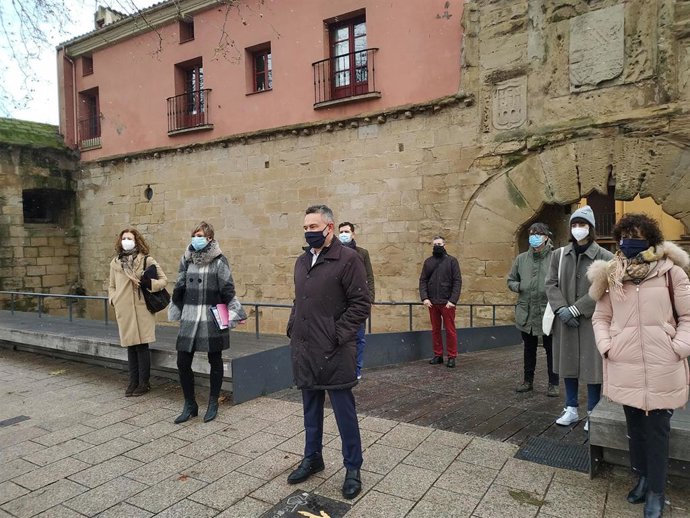 El portavoz del Grupo Municipal del PP, Conrado Escobar, con los concejales de la formación en Logroño