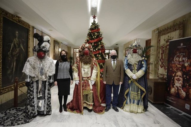 La teniente de alcalde de Promoción del Ayuntamiento de Córdoba, Marián Aguilar, acompañada por Melchor, Gaspar y Baltasar y por el presidente de la Federación Cordobesa de Peñas, Alfonso Morales