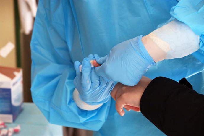 Comienzo de los test de Covid-19 al personal docente en la educación antes del retorno a la actividad laboral. En Málaga (Andalucía, España), a 04 de enero de 2021.