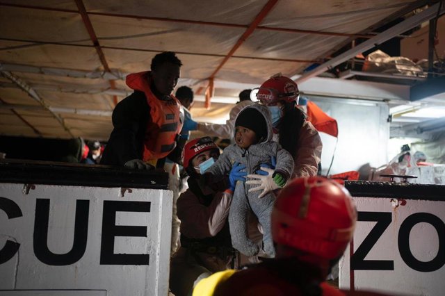 El fundador de Open Arms, Oscar Camps, anuncia el rescate de 160 personas que navegaban "a muchas millas de ninguna parte" en aguas internacionales.