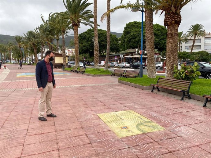 El alcalde de San Sebastián de la Gomera, Adasat Reyes, en el paseo de navegantes