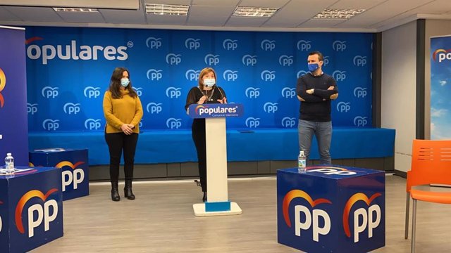 La presidenta del PPCV, Isabel Bonig, junto a la la presidenta del Comité Electoral del PP, Belén Hoyo, y el presidente de la formación en la provincia de Valencia, Vicent Mompó, en la rueda de prensa.