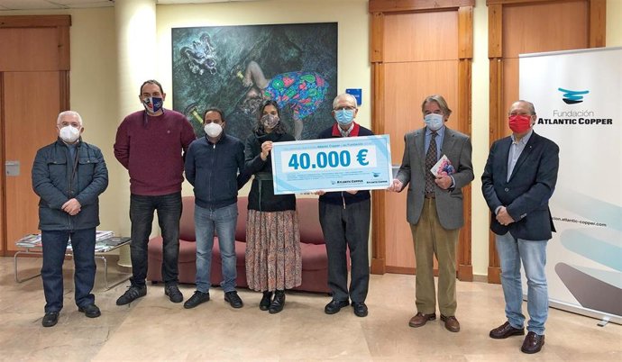 Entrega del cheque solidario.