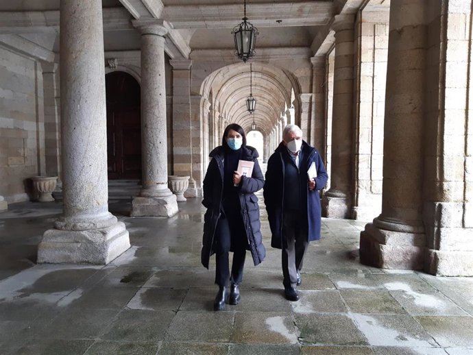 La concejala Mercedes Rosón y Xosé Ramón Fandiño a las puertas de Raxoi.