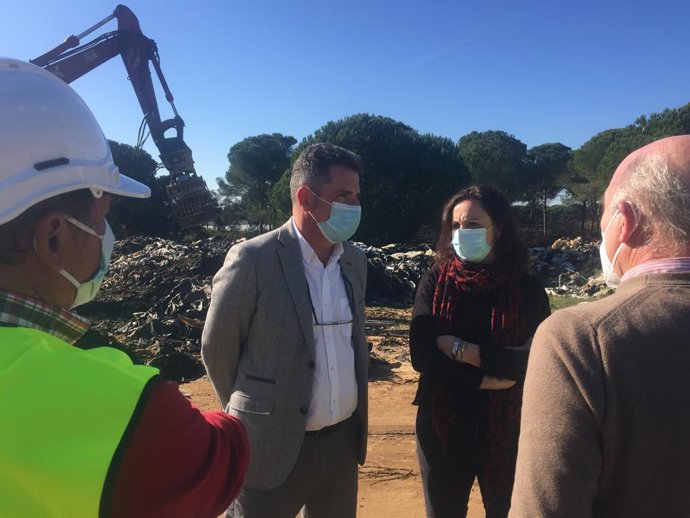 Nota Y Fotos Junta (Restauración Ambiental Vertederos Plásticos)