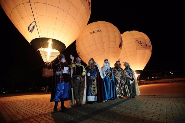 Los Reyes Magos junto a tres globos aerostáticos.