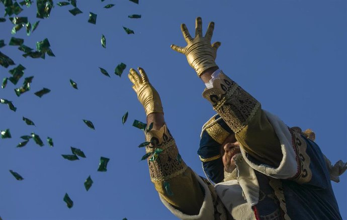 El Rey Melchor  lanzando caramelos durante la cabalgata de los Reyes Magos 2020 en Sevilla capital