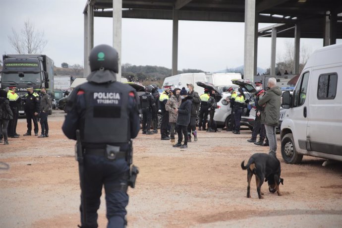 Un mosso d'esquadra durant el desallotjament de la 'rave' de Llinars del Valls. Catalunya (Espanya), 2 de gener del 2021