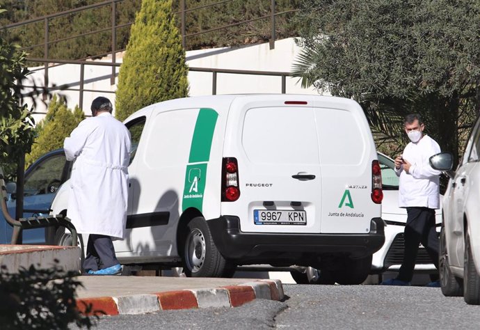 Una furgoneta de la Junta con la vacuna de la Covid-19 llega a una residencia andaluza