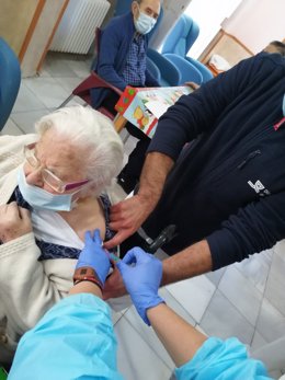 Vacunación del Covid en la residencia de mayores Matía Calvo de Diputación en Cádiz