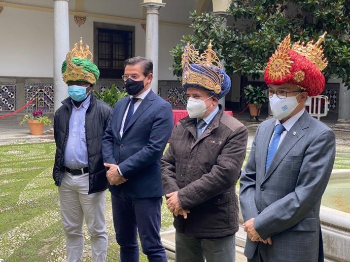 El alcalde de Granada, Luis Salvador, presenta a las personas que encarnarán a los Reyes Magos este año