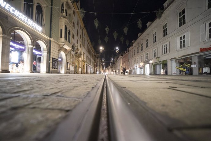 Imagen de una calle desierta en Austria.