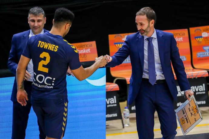 El entrenador Sito Alonso saluda al jugador del UCAM Murcia Marques Townes en un partido de la Liga Endesa