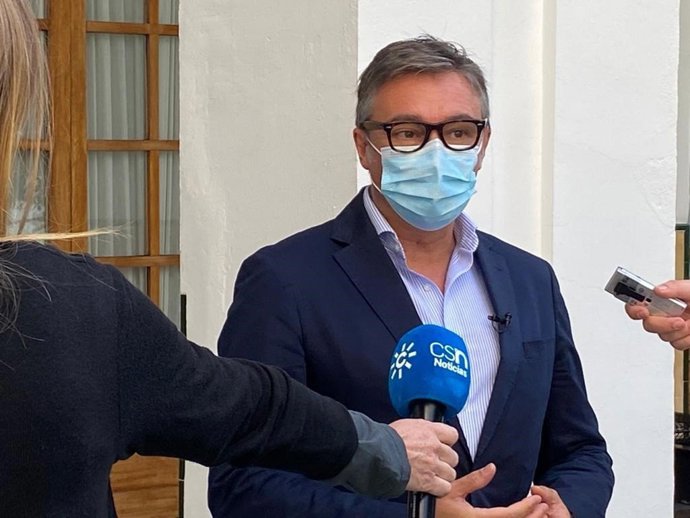 El diputado andaluz de Vox Manuel Gavira, en una atención a medios, en una foto de archivo.