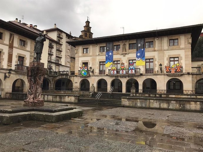 Cartel de los Reyes Magos instalado en Gernika, en Bizkaia.