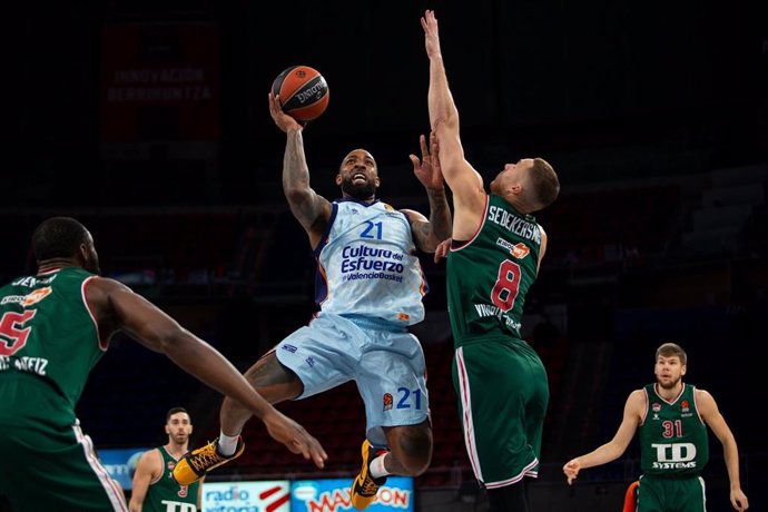 Derrick Williams intenta una canasta en el TD Systems Baskonia - Valencia Basket de la Euroliga 2020-2021