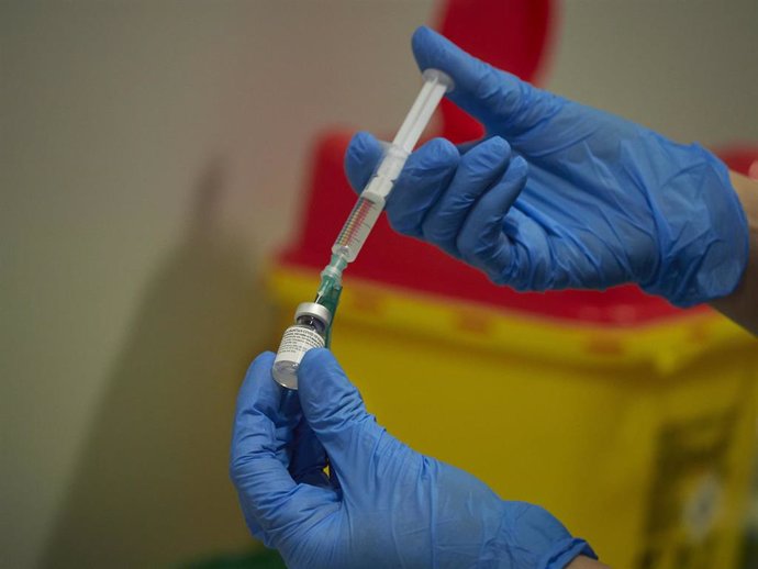 Una trabajadora sanitaria manipula el material necesario para administrar la vacuna contra la COVID-19 en un espacio de Refena, en Pamplona, Navarra (España), a 29 de diciembre de 2020