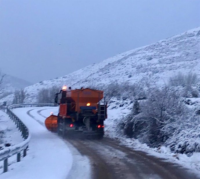 El Gobierno de La Rioja ha movilizado este sábado 10 equipos para resolver las incidencias que se están produciendo por la presencia de hielo y nieve en las carreteras regionales