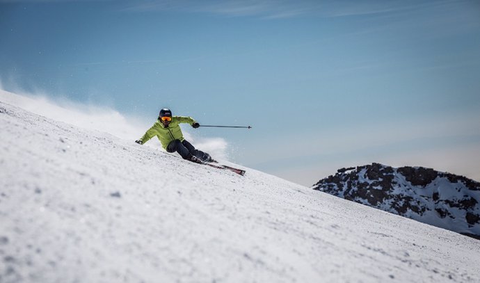 Un esquiador desciende por una pista en Sierra Nevada