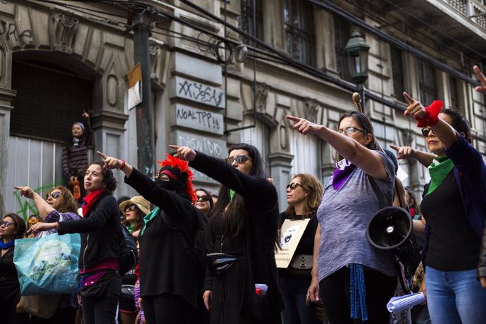 Un grupo de mujeres realiza intervencion de Las Tesis "El violador eres tu", durante la marcha feminista en conmemoracion del Dia Internacional de la Mujer en Valparaiso