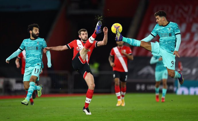 04 January 2021, England, Southampton: Southampton's Jack Stephens (C) and Liverpool's Roberto Firmino (R) battle for the ball during the English Premier League soccer match between Southampton and Liverpool at St Mary's Stadium. Photo: Michael Steele/P