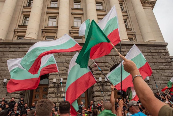 Imagen de archivo de la bandera de Bulgaria en unas protestas contra las medidas adoptadas por el Gobierno contra el coronavirus.