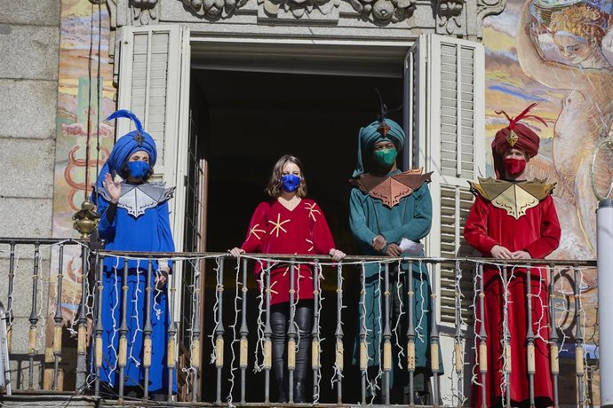 La delegada del Área de Cultura, Turismo y Deporte del Ayuntamiento de Madrid, Andrea Levy, junto a los Reyes Magos, en Madrid.