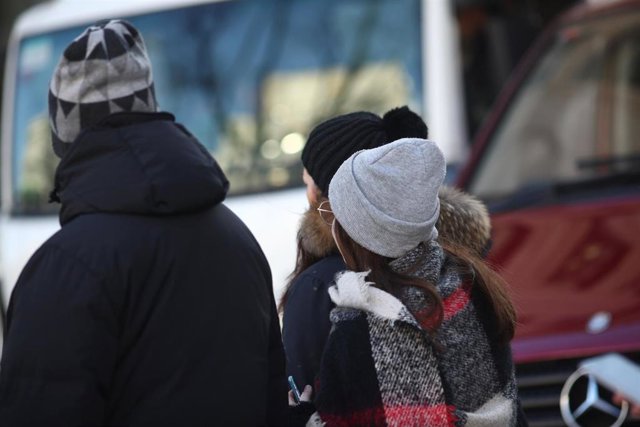 Personas abrigadas por el frío. 