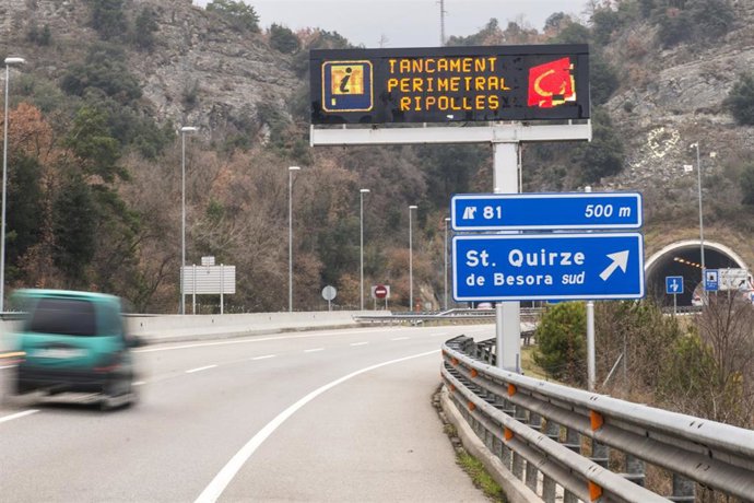Un cártel en la carretera informa del confinamiento perimetral en la C-17 a la entrada de Ripoll, en Girona (España), a 24 de diciembre de 2020. 
