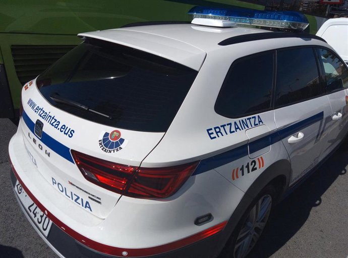 Detenidos dos jóvenes por lanzar objetos contra agentes que dispersaban un botellón en Lezo (Guipúzcoa)