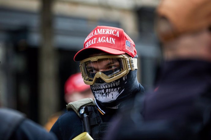 Un miembro del grupo ultraderechista estadounidense Proud Boys durante una manifestación en apoyo a Trump