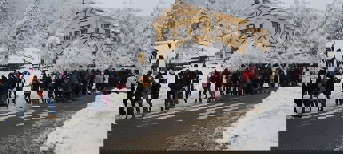 El Servicio de Rescate e Intervención en Montaña (SEREIM), la Cruz Roja y la Guardia Civil de Tráfico evacúa a al menos 350 personas que habían quedado atrapadas en el Puerto de Navacerrada de Madrid, a 2 de enero de 2021. 