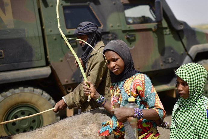 Civiles frente a un vehículo del Ejército en Malí