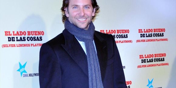 1. Bradley Cooper sopla las velas de su 46 cumpleaños