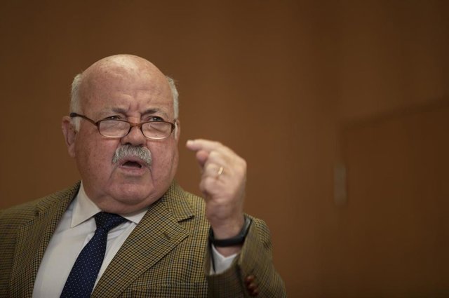 El consejero de Salud y Familias, Jesús Aguirre, durante su intervención en rueda de prensa, foto de archivo